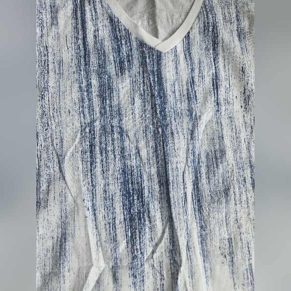 Guess Men's V-Neck T-Shirt - Picture 3 of 6